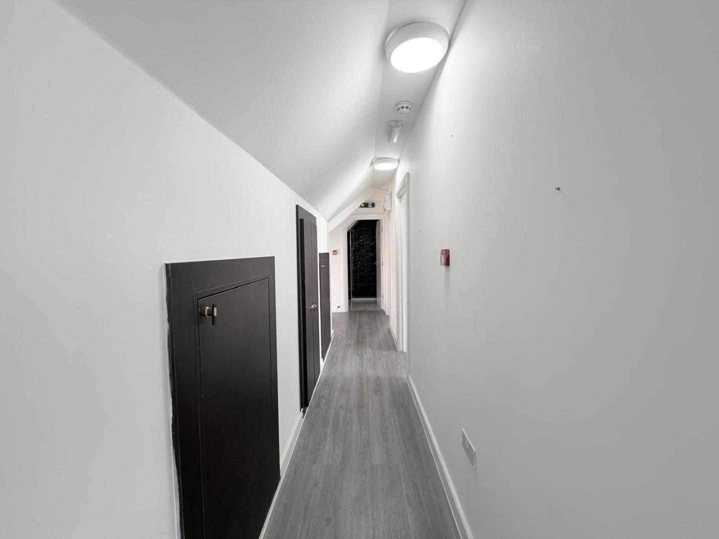 6 office space, 1 kitchen and 2 toilets on the fifth floor in High Street, Enfield